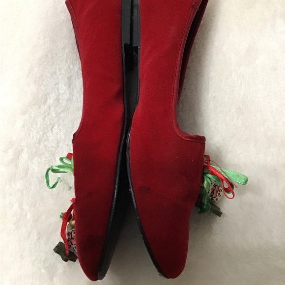 Woman’s size 6 Carriage Court, Christmas red slip on shoes - Picture 4 of 6